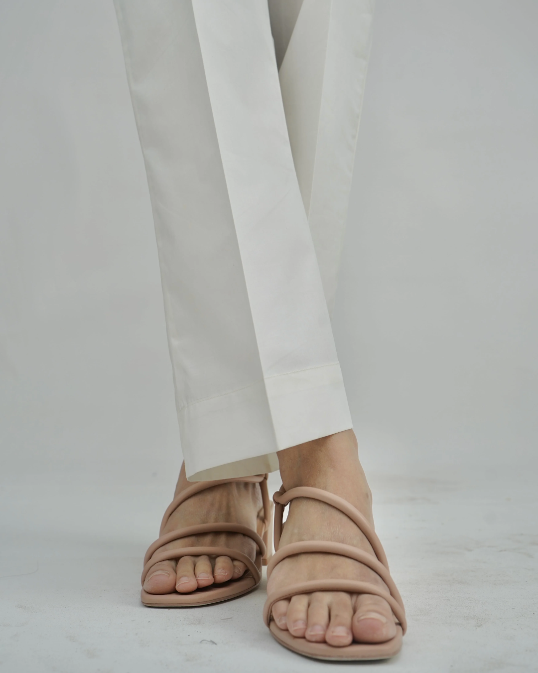 Aan cigarette white pant