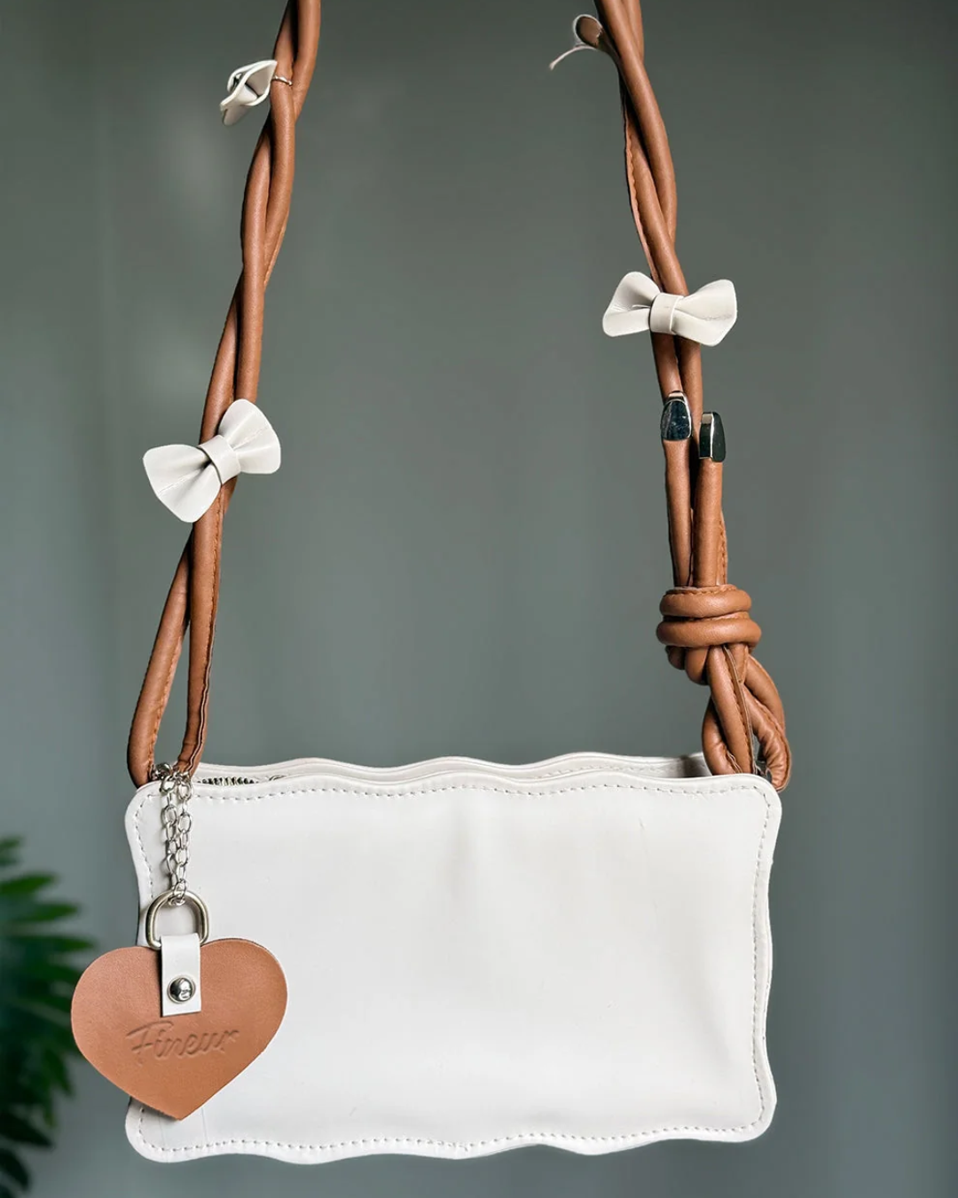 FINEUR HANDBAG BAGGIE-OFF WHITE
